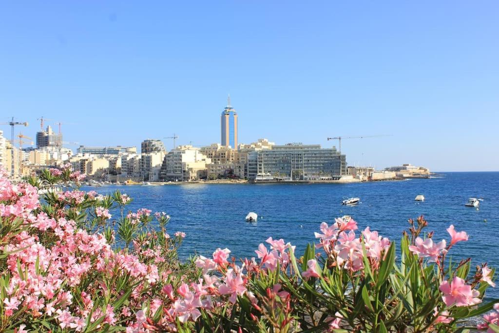 Sunny 2 Bedroom, 2 Bathrooms, Seaside Apt. Sliema Exterior photo